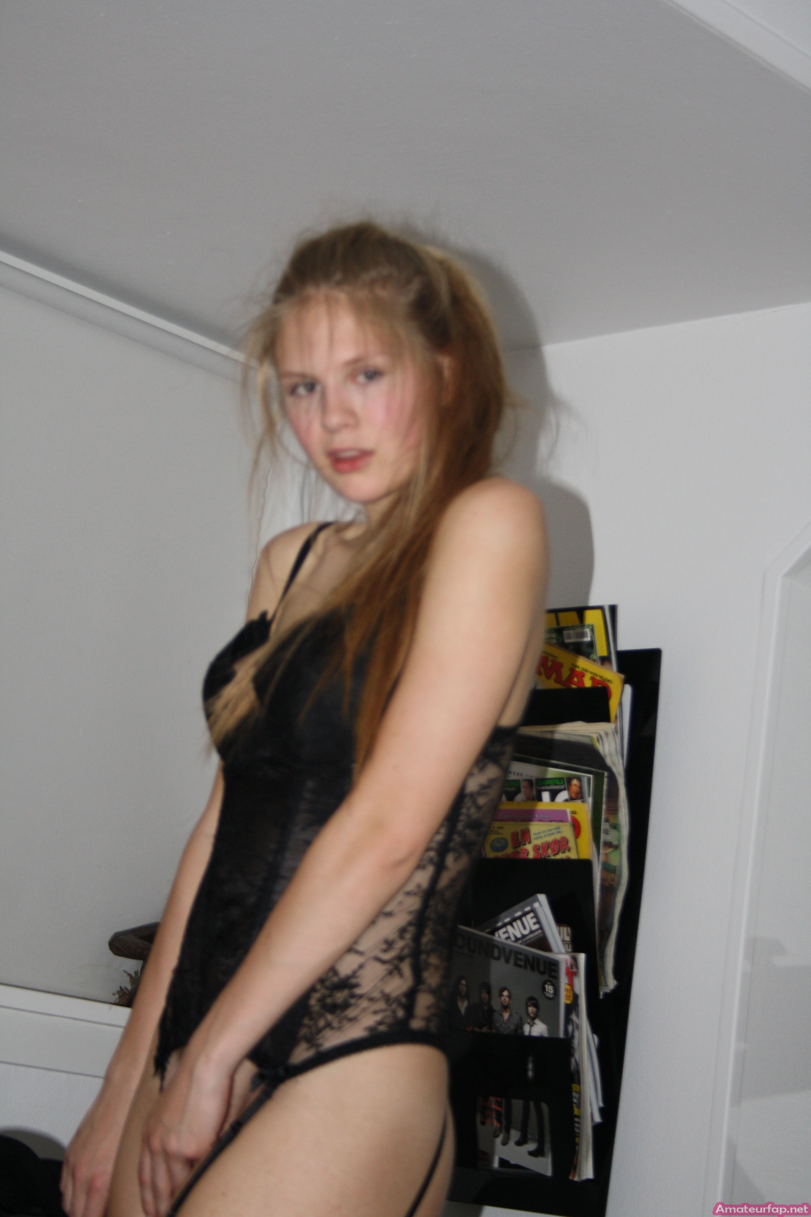 Amateur Blonde Girlfriend Emma Holten Wearing Stockings billede